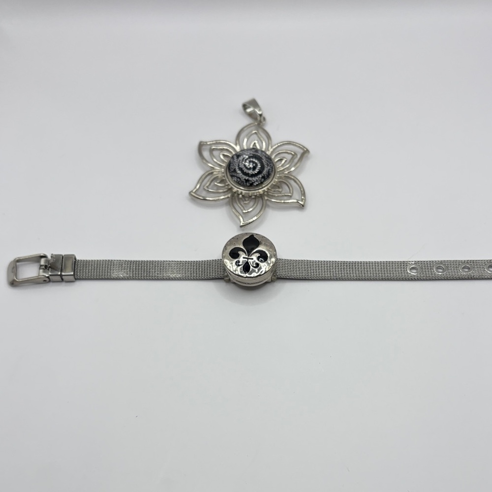 Lovglisten Silver Snap Bracelet and Pendant Set